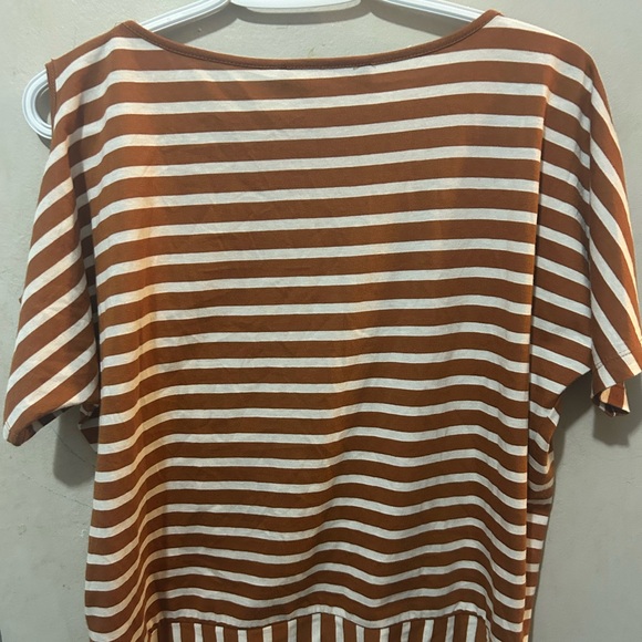 DKNY Jeans women’s short sleeve shirt. - Picture 2 of 3